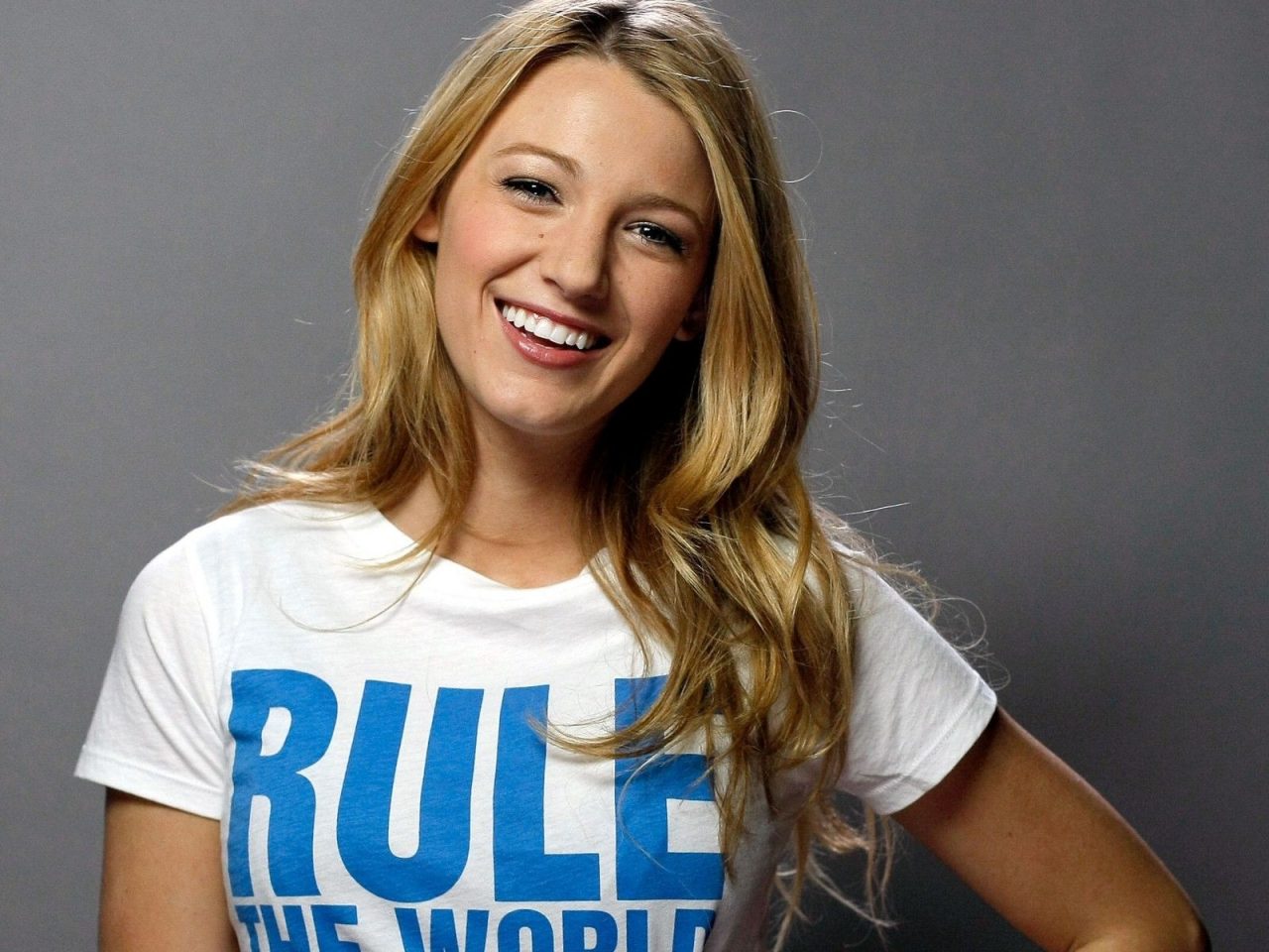 Very Cute Smile Of Actress Blake Lively Photos