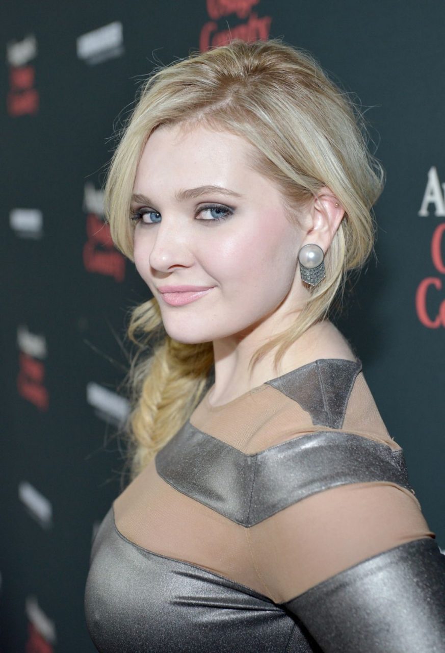 Abigail Breslin Sexy Side Pose