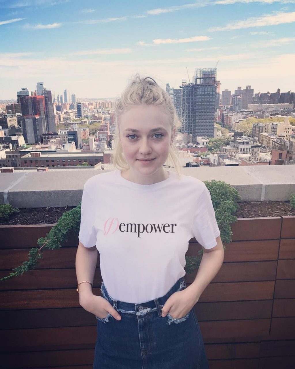 Dakota Fanning Hot In White Top And Blue Jean