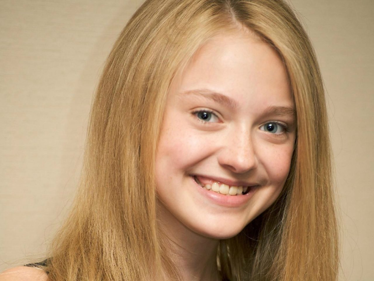 Dakota Fanning Young Smiling Face Closeup Picture