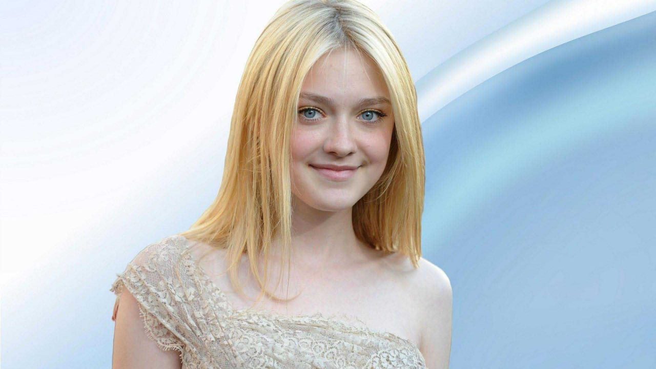 Sweet Smiling Picture Of Dakota Fanning