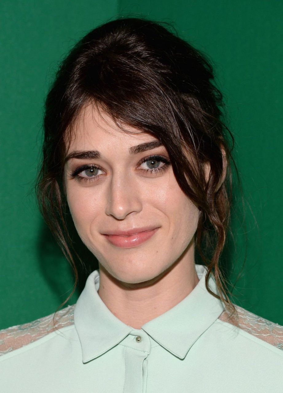 Cute Smile Pics Of Actress Lizzy Caplan