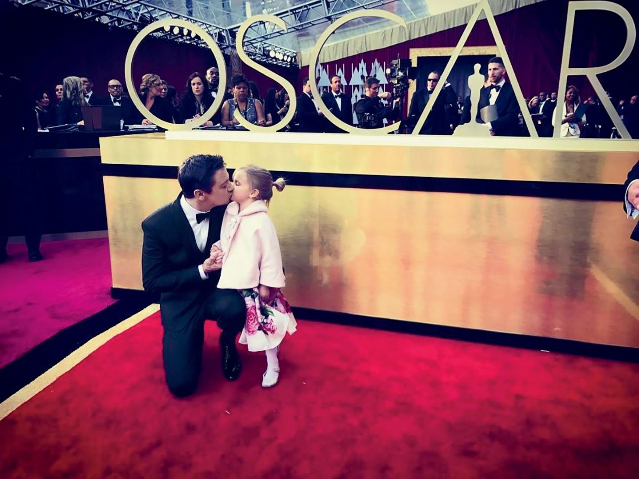 Jeremy Renner Kissing His Daughter On The Red Carpet