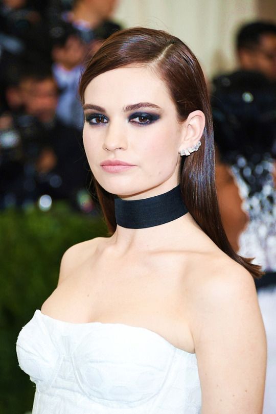 Lily James Smoky Eyes Makeup Look Picture