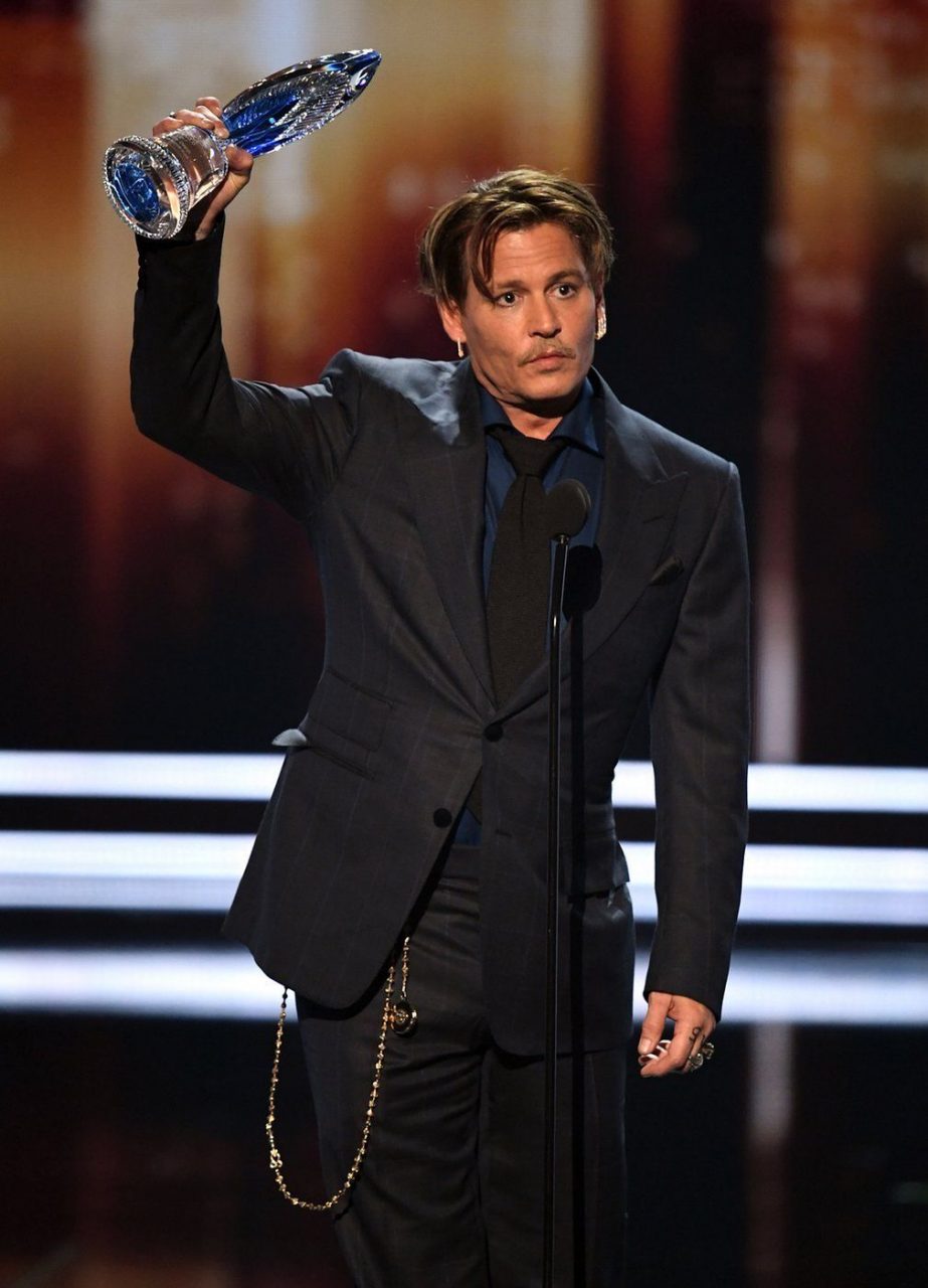 Recent Picture Of Johnny Depp With Award