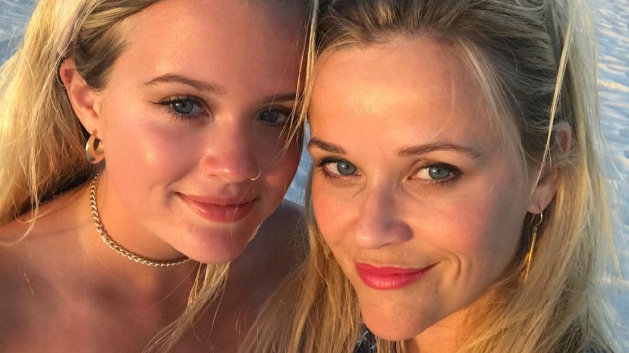 Reese Witherspoon Selfie With Her Daughter Ava