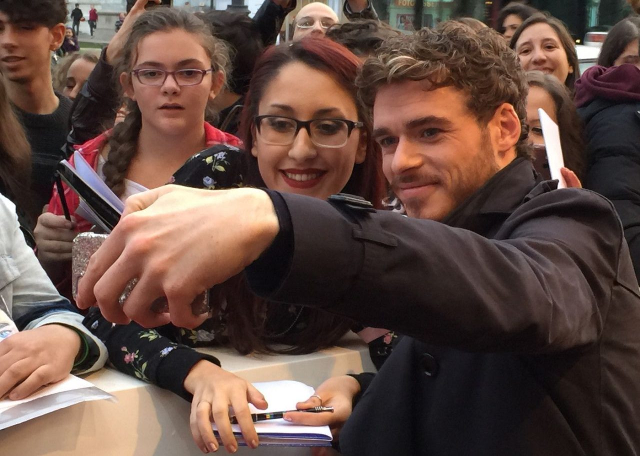 Richard Madden Takes A Selfie With Fan